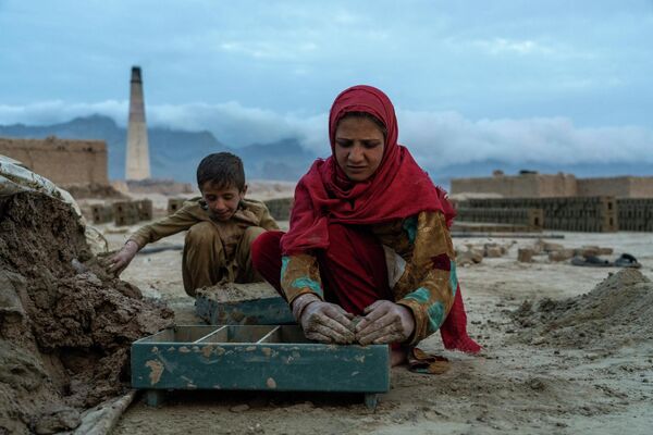 Афганские дети работают на кирпичном заводе на окраине Кабула. - Sputnik Азербайджан