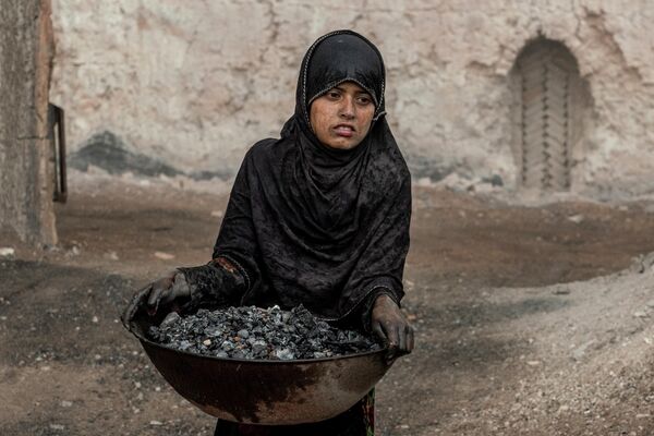 9-летняя афганская девочка работает на кирпичном заводе на окраине Кабула. - Sputnik Азербайджан