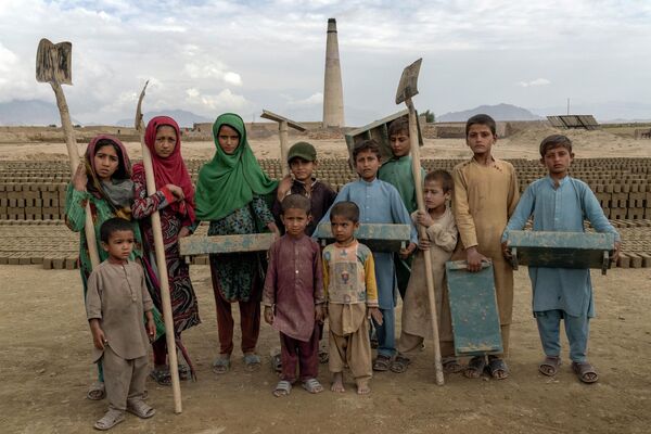 Афганские дети работают на кирпичном заводе на окраине Кабула. - Sputnik Азербайджан