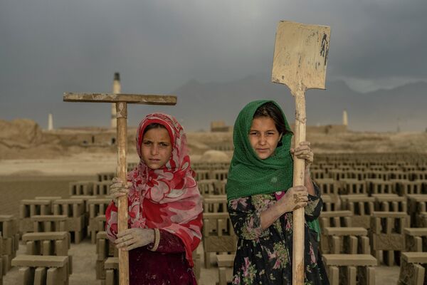 Двое афганских детей позируют фотографу на кирпичном заводе на окраине Кабула. - Sputnik Азербайджан
