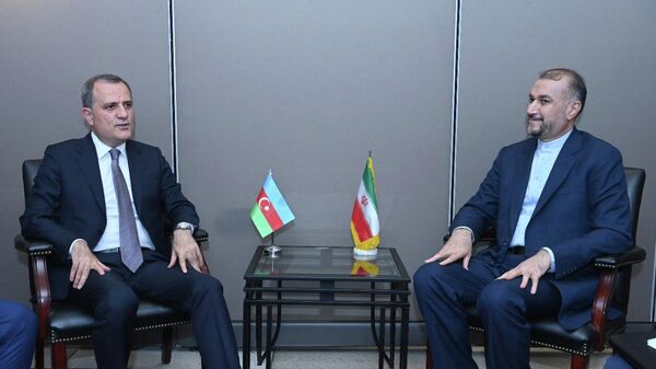 Министры иностранных дел Азербайджана и Ирана Джейхун Байрамов и Гусейн Амир Абдуллахиан - Sputnik Азербайджан
