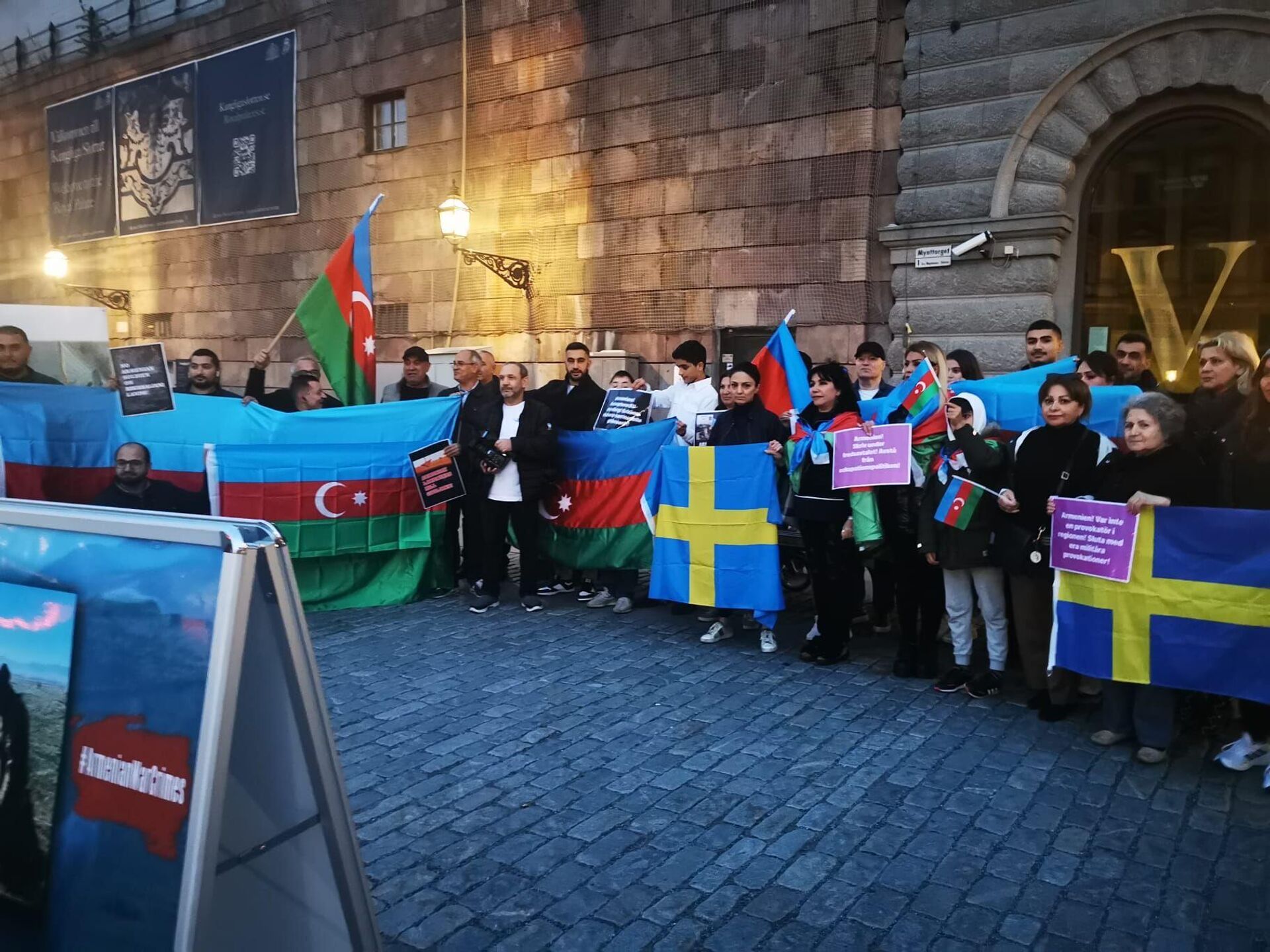 Aзербайджанская община провела пикет перед парламентом Швеции - Sputnik Азербайджан, 1920, 24.09.2022