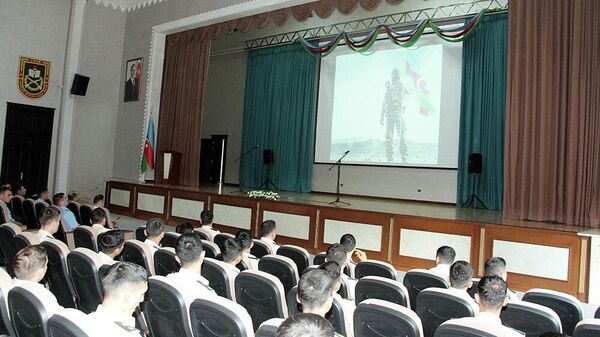 В военных учебных заведениях Минобороны Азербайджана почтили память шехидов - Sputnik Азербайджан