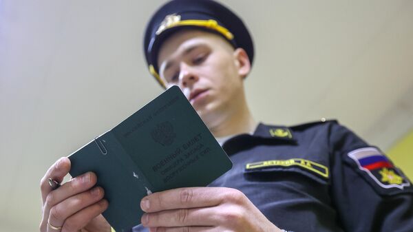 Сотрудник военного комиссариата в Мурманске изучает военный билет офицера запаса ВС - Sputnik Азербайджан