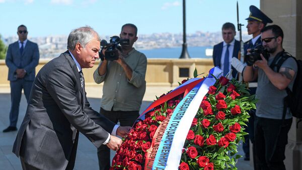 Вячеслав Володин возложил цветы к могилам воинов, погибших в Карабахской войне - Sputnik Азербайджан