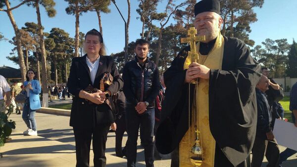 Представители традиционных религий во главе с шейх-уль-исламом А. Пашазаде посетили Вторую Аллею Шехидов, где возложили цветы к мемориалам погибших воинов - Sputnik Азербайджан