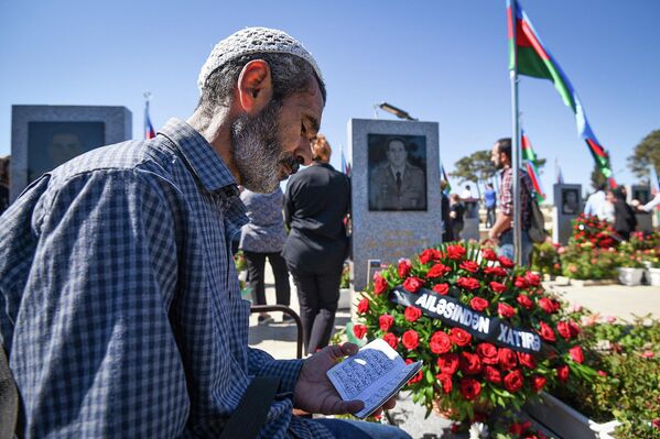 День памяти шехидов в Азербайджане на II Аллее почётного захоронения в Баку - Sputnik Azərbaycan