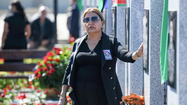 День памяти шехидов в Азербайджане на II Аллее почётного захоронения в Баку - Sputnik Азербайджан