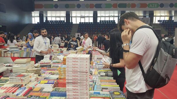 Книги на IV Национальной книжной выставке, которая открылась в Бакинском дворце спорта - Sputnik Азербайджан