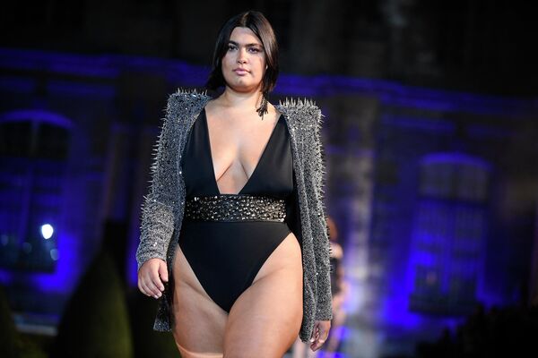 Модель во время модного показа нижнего белья на шоу Etam в рамках недели моды в Париже. - Sputnik Азербайджан