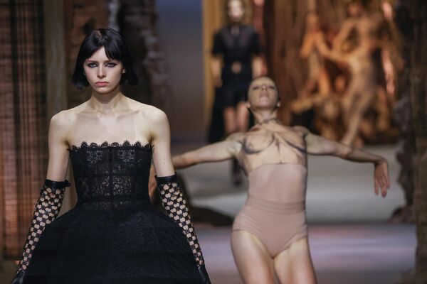 Модель во время модного показа Dior Spring/Summer 2023 в рамках недели моды в Париже. - Sputnik Азербайджан
