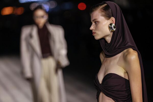 Модель во время модного показа Saint Laurent Spring/Summer 2023 в рамках недели моды в Париже. - Sputnik Азербайджан