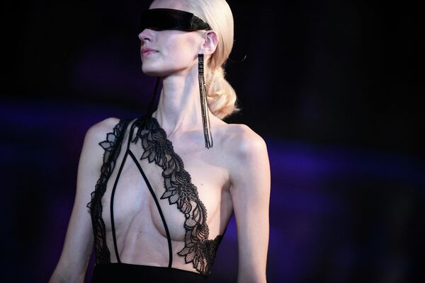 Модель во время модного показа нижнего белья на шоу Etam в рамках недели моды в Париже. - Sputnik Азербайджан