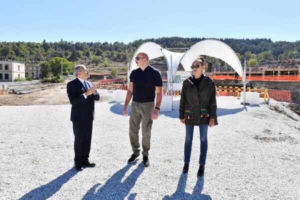 Президент Ильхам Алиев и Первая леди Мехрибан Алиева ознакомились с ходом строительства новых объектов в Шуше  - Sputnik Azərbaycan