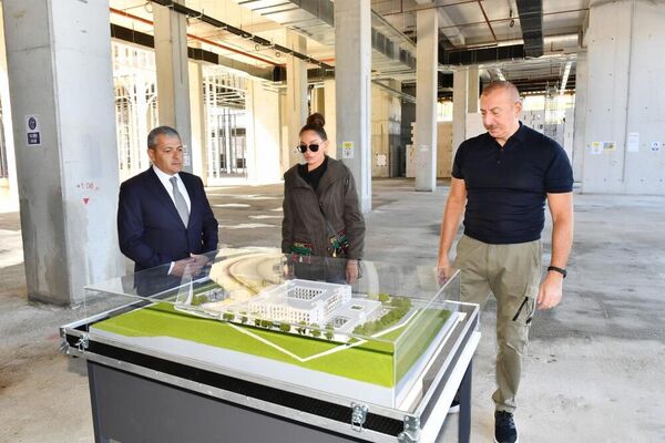 Президент Ильхам Алиев и Первая леди Мехрибан Алиева ознакомились с ходом строительства новых объектов в Шуше  - Sputnik Azərbaycan