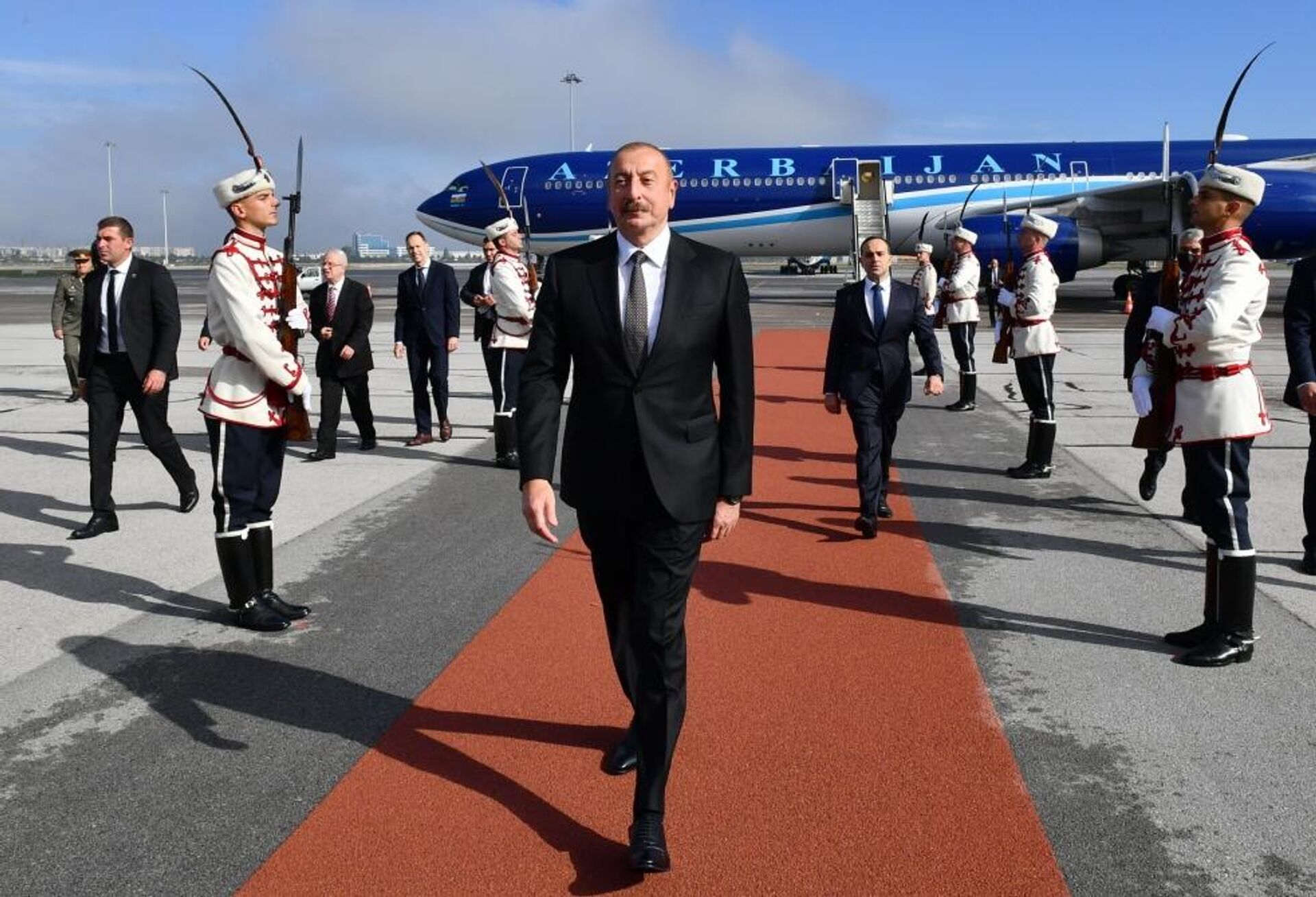 Президент Азербайджана Ильхам Алиев прибыл с официальным визитом в Болгарию - Sputnik Азербайджан, 1920, 30.09.2022