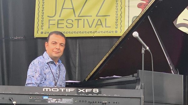 Заслуженный артист Эмиль Афрасияб представил азербайджанскую музыку на ежегодном джазовом фестивале Monterey в Калифорнии - Sputnik Азербайджан