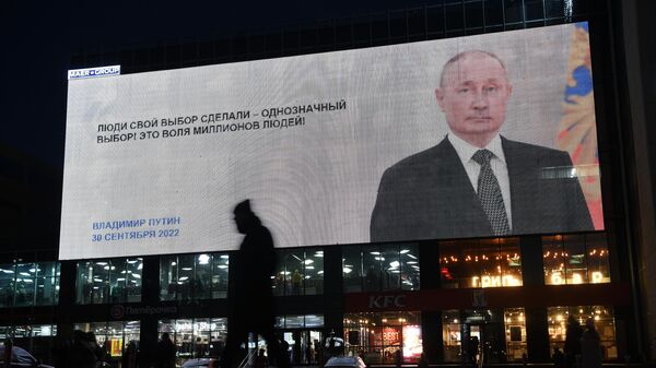 Экран в Новосибирске с цитатой из выступления президента РФ Владимира Путина - Sputnik Азербайджан