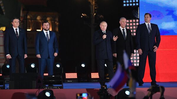 Rusiya prezidenti Vladimir Putin Qızıl Meydanda keçirilən mitinq-konsertdə iştirak edib - Sputnik Azərbaycan