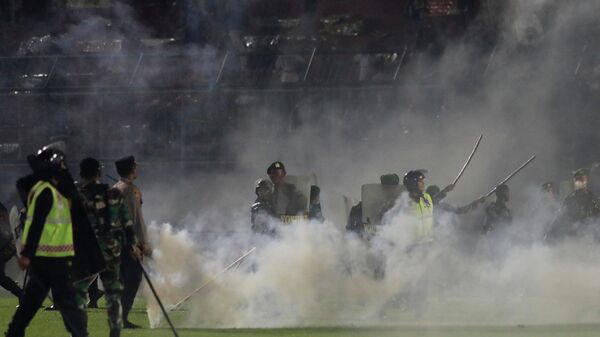 Беспорядки на футбольном стадионе в Индонезии  - Sputnik Азербайджан