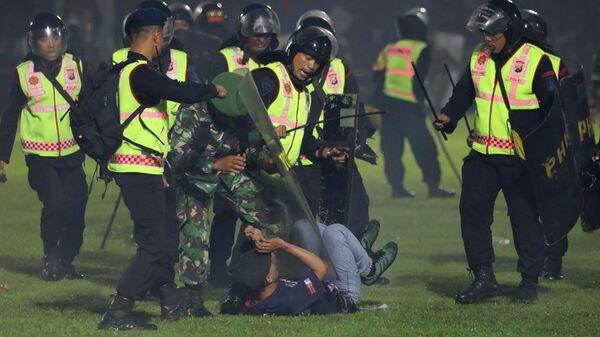 Беспорядки на футбольном стадионе в Индонезии  - Sputnik Азербайджан