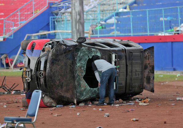 İndoneziyanın Malanq şəhərində stadionda iki futbol komandasının azarkeşləri arasında baş verən iğtişaşlar. - Sputnik Azərbaycan