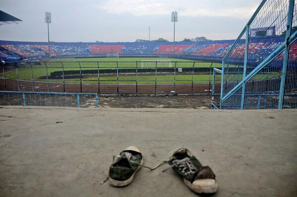 İndoneziyanın Malanq şəhərində stadionda iki futbol komandasının azarkeşləri arasında baş verən iğtişaşlar. - Sputnik Azərbaycan