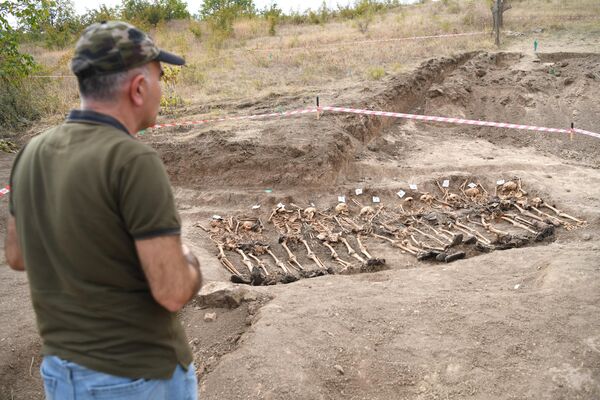 Судя по найденным здесь же фрагментам вещей и одежды, в могиле захоронены военнослужащие. - Sputnik Азербайджан