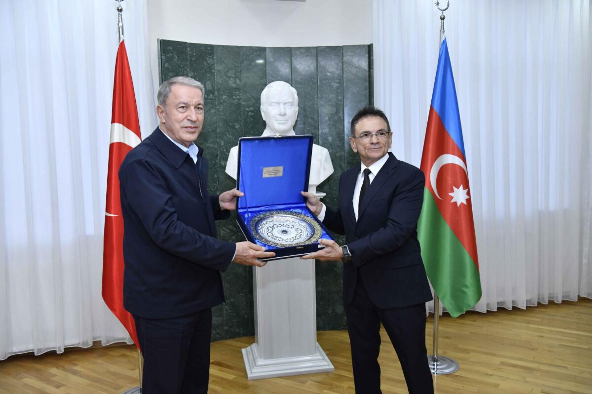 Mədət Quliyev Hulusi Akarı medalla təltif edib - Sputnik Азербайджан, 1920, 04.10.2022