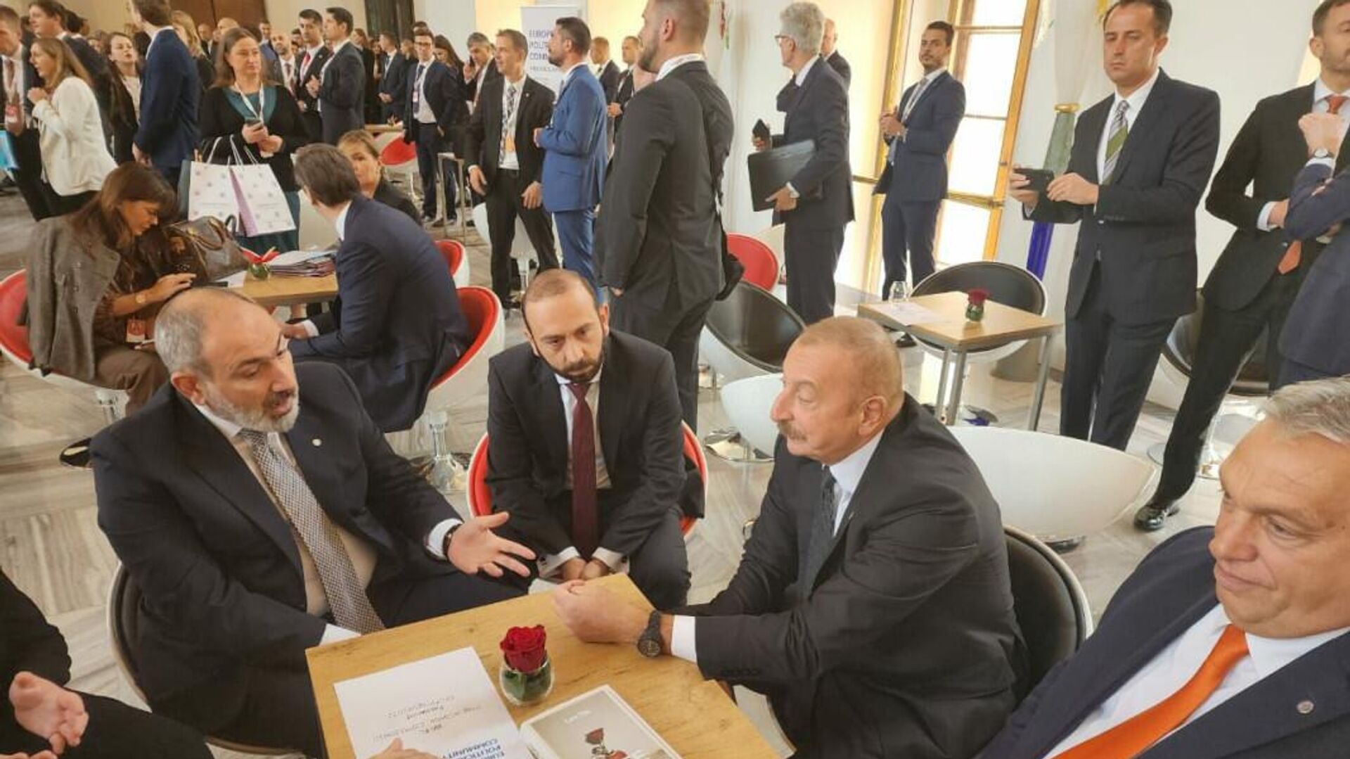 Алиев, Эрдоган и Пашинян встретились в Праге в неформальной обстановке - Sputnik Азербайджан, 1920, 06.10.2022