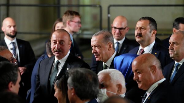 Президент Турции Реджеп Тайип Эрдоган и президент Азербайджана Ильхам Алиев во время встречи Европейского политического сообщества в Пражском Граде в Праге - Sputnik Азербайджан