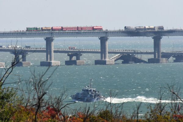 Железнодорожные составы с цистернами на Крымском мосту, на автомобильной части которого со стороны Таманского полуострова произошел подрыв грузового автомобиля - Sputnik Азербайджан