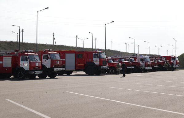 Автомобили пожарной службы МЧС РФ неподалеку от пункта обогрева для водителей в Тамани.  - Sputnik Азербайджан