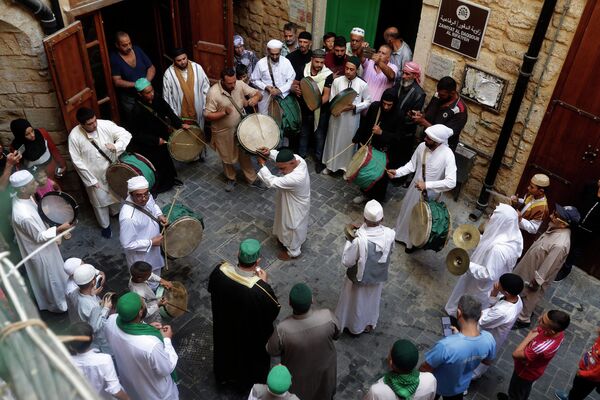 Празднование мусульманского праздника Мавлид, дня рождения пророка Мухаммеда, в городе Сидон, Ливан. - Sputnik Азербайджан