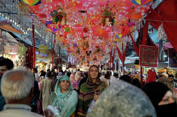 Празднование мусульманского праздника Мавлид, дня рождения пророка Мухаммеда, в Лахоре, Пакистан. - Sputnik Азербайджан
