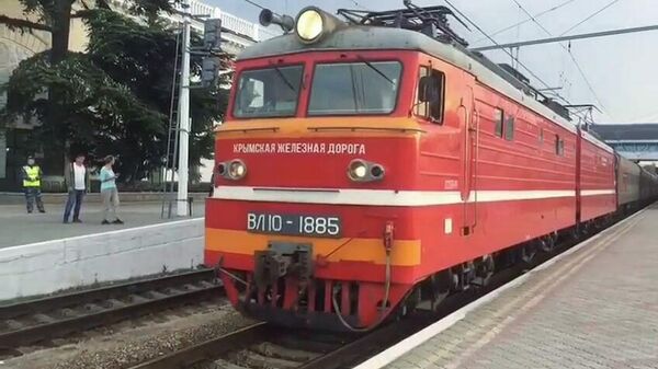 Поезд отправляется по графику с железнодорожного вокзала в Симферополе на материк через Крымский мост.  - Sputnik Азербайджан