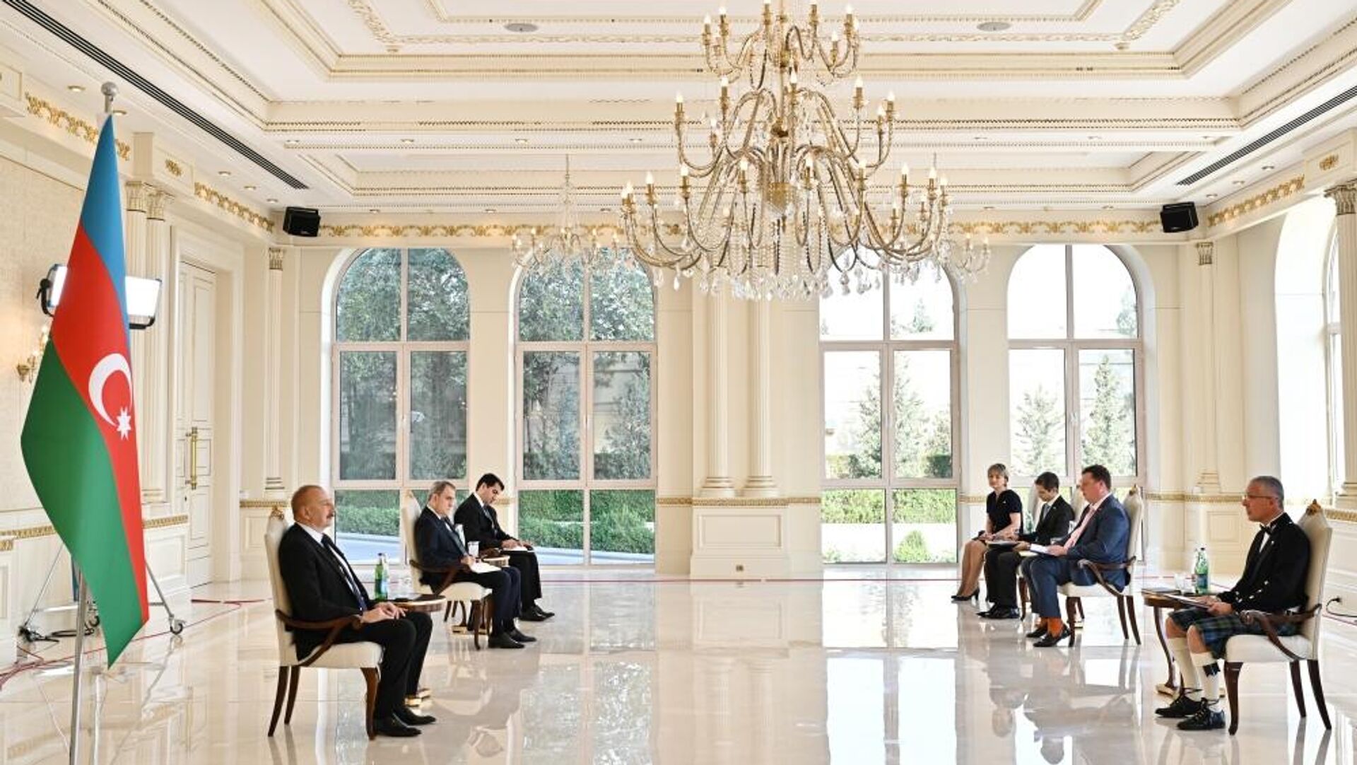 Prezident İlham Əliyev Böyük Britaniyanın Azərbaycanda yeni təyin olunmuş səfirinin etimadnaməsini qəbul edib - Sputnik Азербайджан, 1920, 10.10.2022