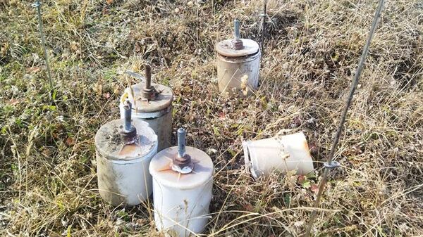 На территории Кельбаджарского и Дашкесанского районов обезврежены с соблюдением мер безопасности 63 противопехотные мины ПМН-Э, 89 - ПМН-2 и одна - ОЗМ-72Е - Sputnik Азербайджан