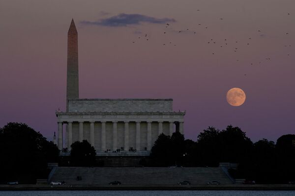 Охотничья луна восходит за Мемориалом Линкольна и монументом Вашингтона в Вашингтоне. - Sputnik Азербайджан