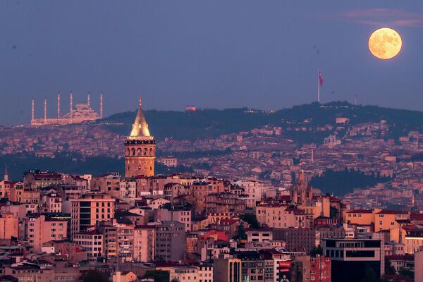 Полная луна восходит за Галатской башней и мечетью Чамлыджа в Стамбуле, Турция. - Sputnik Азербайджан