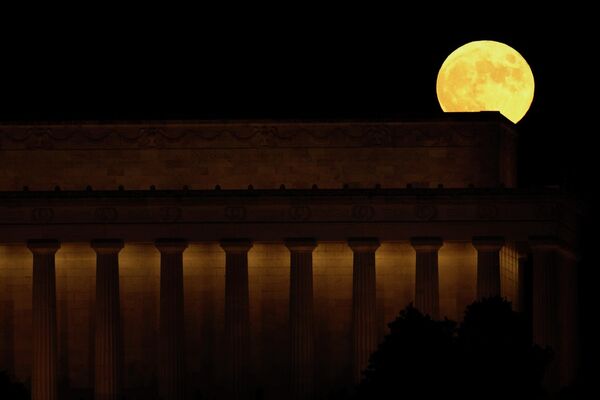 Охотничья луна восходит за Мемориалом Линкольна в Вашингтоне. - Sputnik Азербайджан