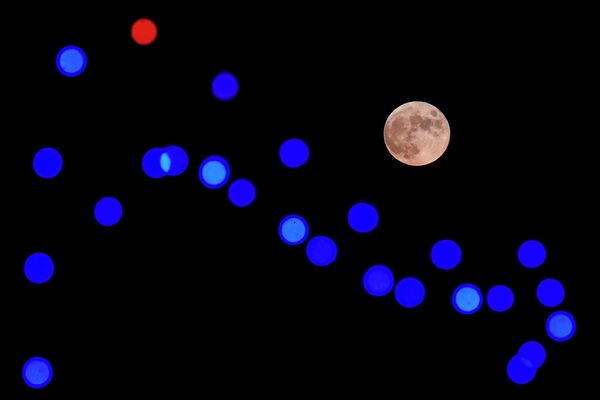 Полная охотничья луна восходит на пешеходном мосту в Нэшвилле, штат Теннесси. - Sputnik Азербайджан
