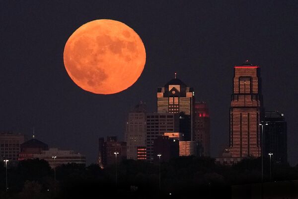 Охотничья луна восходит над зданиями в центре города Канзас-Сити, штат Миссури. - Sputnik Азербайджан