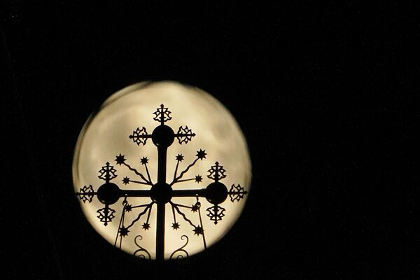 Полная охотничья луна восходит за крестом Русской православной церкви в Москве. - Sputnik Азербайджан