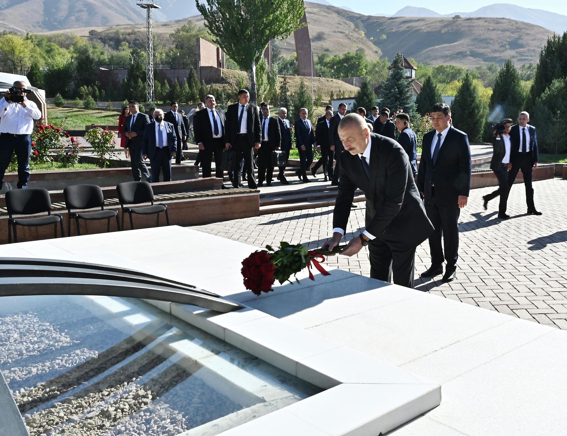 Prezident İlham Əliyev Bişkekdə “Ata-Beyit” Milli Tarixi-Memorial Kompleksini ziyarət edib - Sputnik Azərbaycan, 1920, 11.10.2022