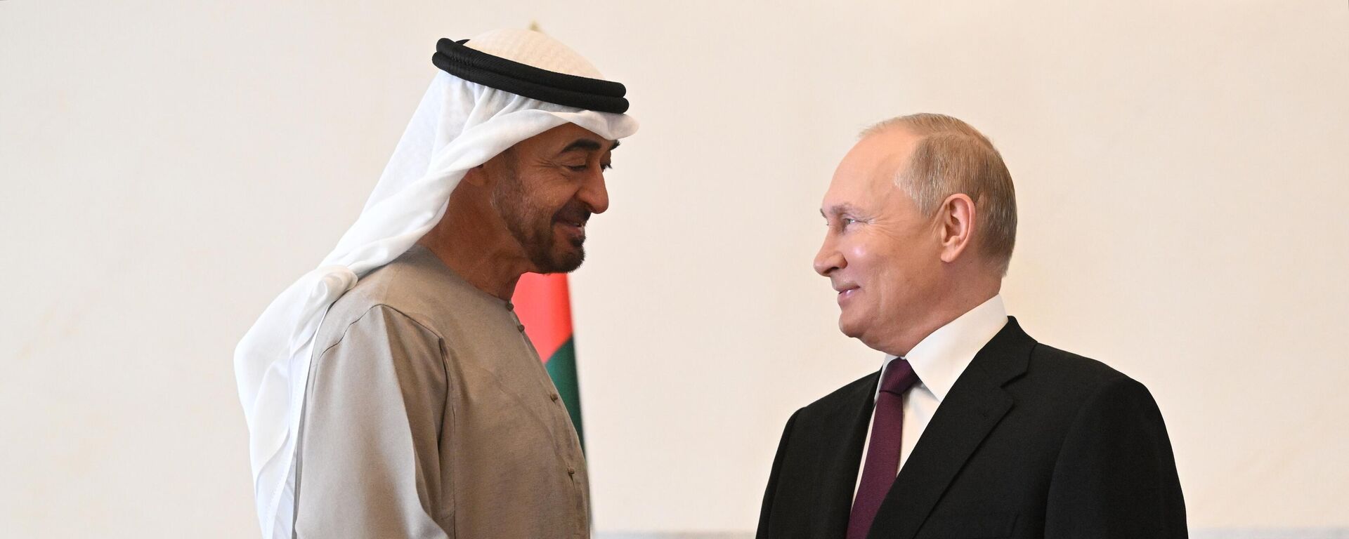 11 oktyabr 2022-ci il. Birləşmiş Ərəb Əmirliklərinin (BƏƏ) prezidenti Məhəmməd bin Zayed Əl Nəhyan Rusiya prezidenti Vladimir Putinlə görüş zamanı - Sputnik Азербайджан, 1920, 21.10.2024