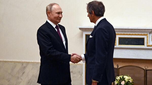 Vladimir Putin və Rafael Qrossi - Sputnik Azərbaycan