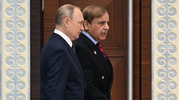 Vladimir Putin və Şahbaz Şərif, arxiv - Sputnik Azərbaycan