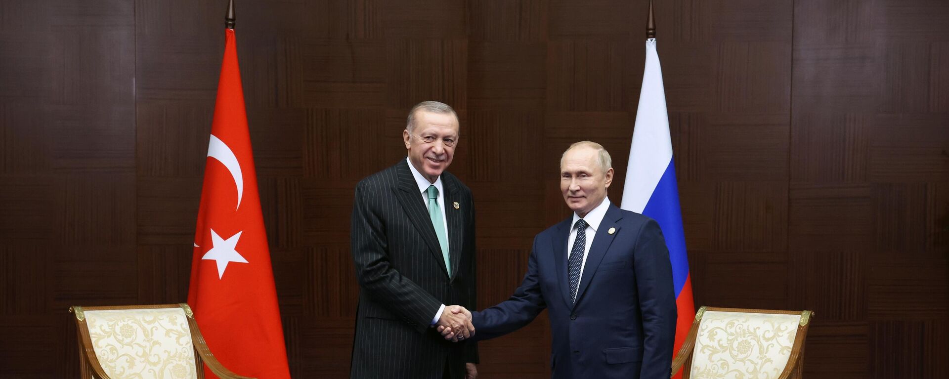 Президент РФ Владимир Путин и президент Турции Реджеп Тайип Эрдоган (слева) во время встречи - Sputnik Азербайджан, 1920, 10.10.2023