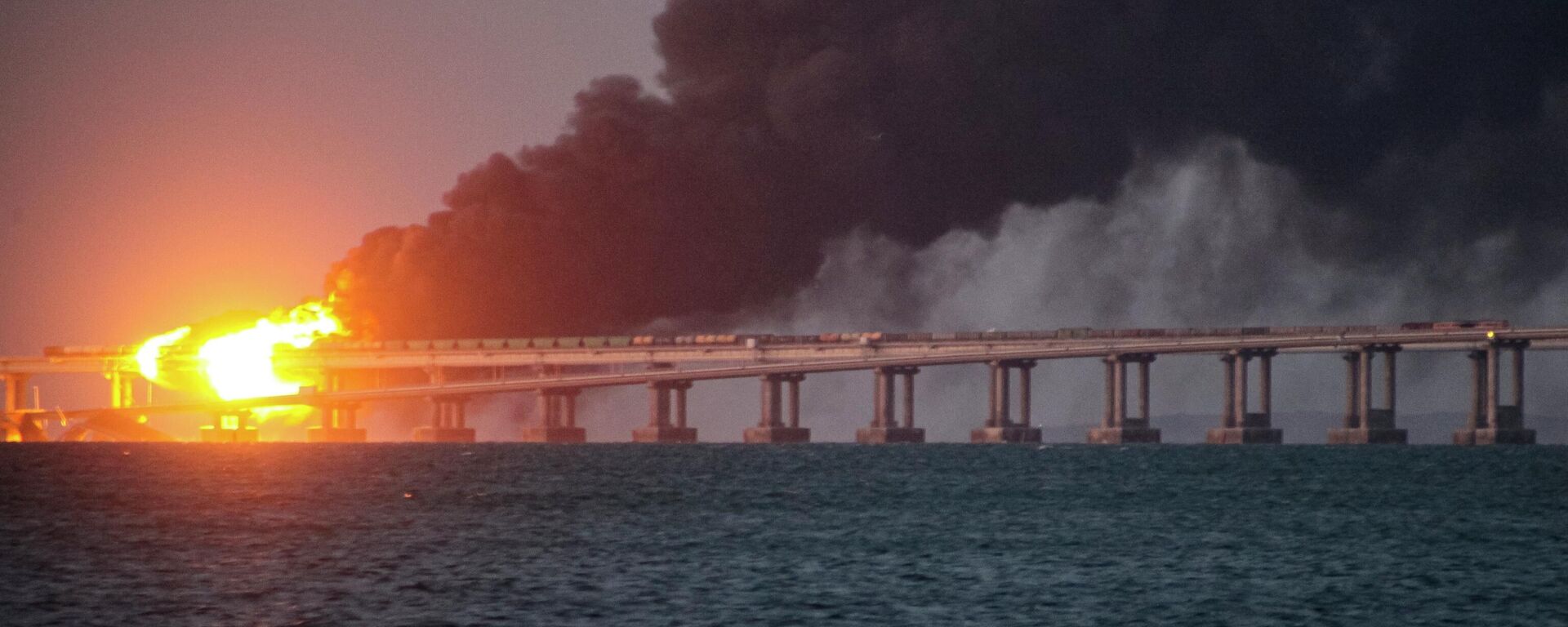 Пламя и дым поднимаются над Крымским мостом - Sputnik Azərbaycan, 1920, 09.07.2023